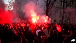 奥地利民众在维也纳示威，抗议新冠疫情封闭新措施（2021年11月20日）