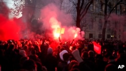 Тисячі вийшли на вулиці австрійського Відня на протест проти коронавірусних обмежень 20 листопада 2021 року