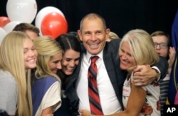 존 커티스 프로보 시장이 15일 유타주 연방하원 3지구 공화당 예비선거 승리 확정 직후 가족들과 함께 기뻐하고 있다.