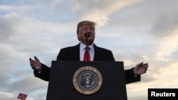 Tổng thống Mỹ Donald Trump phát biểu với người ủng hộ tại Phi trường Missoula, bang Montana, ngày 18/10/2018.