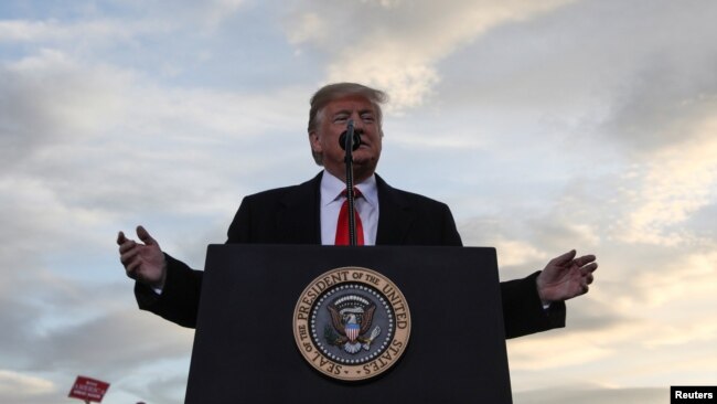 Tổng thống Mỹ Donald Trump phát biểu với người ủng hộ tại Phi trường Missoula, bang Montana, ngày 18/10/2018.