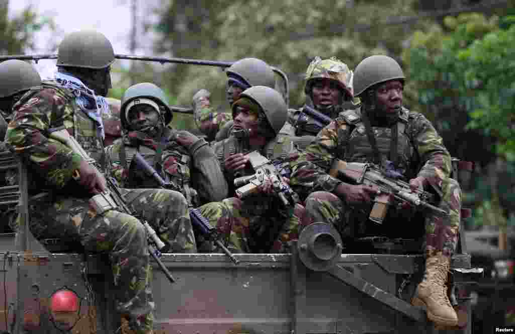 Para tentara dari Pasukan Pertahanan Kenya (KDF) tiba di pusat perbelanjaan Westgate di Kenya (22/9). (Reuters/Thomas Mukoya)