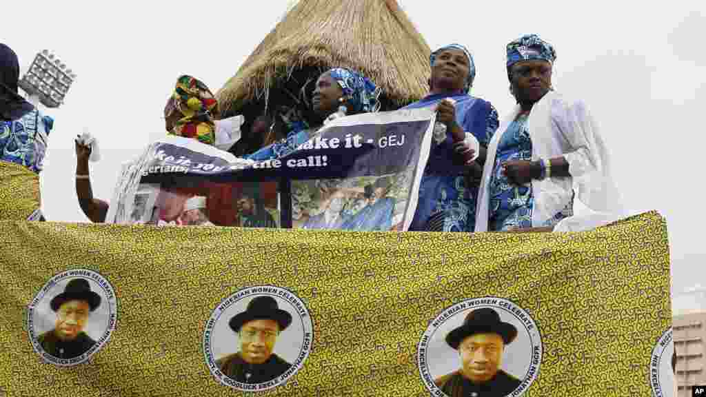 FCT women rally for Nigeria's President Goodluck Jonathan during the "peace rally" organised by the National Council for Women's Societies (NCWS) in Abuja, August 15, 2013.