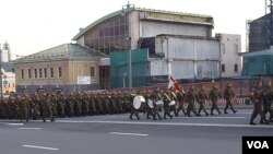俄罗斯是否会派出实战部队参加北京阅兵引关注。5月4日阅兵彩排，俄军部队进入红场 (美国之音白桦)