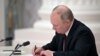 Presidenti rus Vladimir Putin duke nënshkruar dekretin për njohjen e pavarësisë së Donetskut dhe Luhanskut