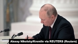 Presidenti rus Vladimir Putin duke nënshkruar dekretin për njohjen e pavarësisë së Donetskut dhe Luhanskut