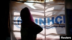 ອົບພະຍົບຊາວເອທິໂອເປຍຄົນນຶ່ງ ຢືນຢູ່ໃນຂະນະທີ່ນາງ ກຳລັງຈົດທະບຽນໂດຍອົງການຂ້າຫຼວງໃຫຍ່ເພື່ອອົບພະຍົບຂອງສປຊ ຫຼື UNHCR ຢູ່ທີ່ສູນ Um Rakuba ສຳລັບອົບພະຍົບຊາວເອທິໂອເປຍ ທີ່ຫລົບໜີການສູ້ລົບຢູ່ໃນຂົງເຂດທິເກຣຂອງປະເທດ, ຊຶ່ງຕັ້ງຢູ່ເຂດຊາຍແດນລະຫວ່າງຊູດານແລະເອທິໂອເອທິໂອເປຍ, ວັນທີ 28 ພະຈິກ 2020.