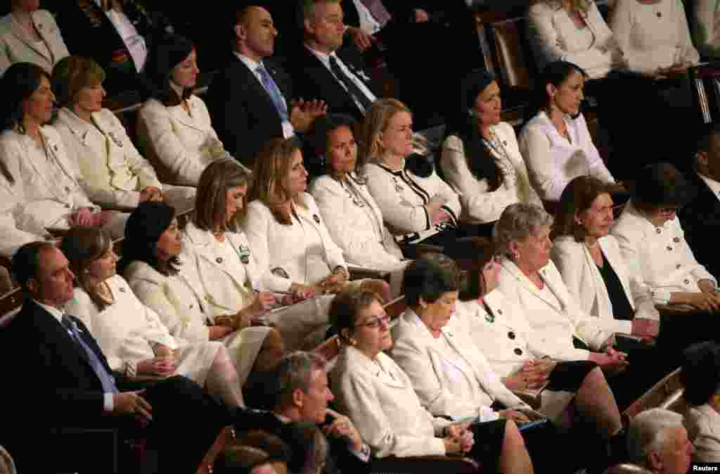 Demokrat Partili kadın Temsilciler Meclisi üyeleri, Amerika&#39;da kadınlara oy hakkı verilişinin 100. yılına, beyazlar giyerek dikkat çekti