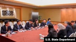 지난달 성 김 필리핀주재 대사(아래에서 세 번째)가 이끄는 미국 협상팀이 11일 최선희 북한 외무성 부상(위에서 네 번째) 등과 싱가포르 리츠칼튼 호텔에서 회담했다. 