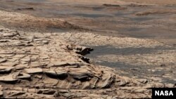 Esta imagen, compilada a partir de 28 imágenes, muestra la vista desde el rover Curiosity Mars de la NASA el 9 de abril de 2020. Muestra el paisaje de la formación de arenisca Stimson en el cráter Gale.  (Fuente de la imagen: NASA/JPL-Caltech/MSSS)