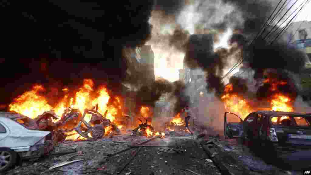 Des flames s&#39;élèvent de voitures en feu après l&#39;explosion d&#39;une voiture piégée qui a visé la banlieue sud de Beyrouth de Haret Hreik, le 2 Janvier 2014. 