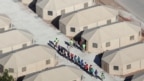 Trẻ em di dân xếp hàng đi trong khu lều trại câu lưu di dân vượt biên giới vào Mỹ bất hợp pháp, ngày 18 tháng 6 ở Tornillo, bang Texas, ngày 18 tháng 6, 2018. 