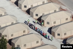 Fëmijët emigrantë, shumë prej të cilëve janë ndarë nga prindërit e tyre sipas një politike të re të quajtur "zero tolerancë" nga administrata Trump, strehohen në çadra pranë kufirit meksikan në Tornillo të Teksasit, 18 qershor 2018.