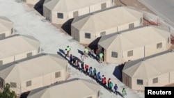 Niños inmigrantes, muchos de los cuales han sido separados de sus padres bajo una nueva política de "tolerancia cero" de la administración Trump, están siendo alojados en tiendas de campaña en Tornillo, Texas, junto a la frontera con México. 18 de junio de 2018.