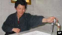지난 2005년 평양 인근 농장에서 북한 주민이 외부 지원으로 지어진 급수시설을 사용하고 있다. (자료사진)
