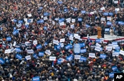 Senator Berni Sanders okružen pristalicama na sklupu u Bruklinu