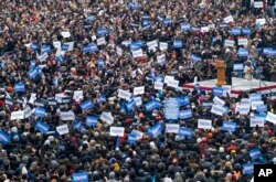 Senator Berni Sanders okružen pristalicama na sklupu u Bruklinu