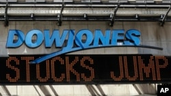 Mã cổ phiếu Dow Jones ở quảng trường Thời đại, New York, thông báo sự phục hồi chứng khoán, ngày 25/8/2015.