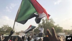 Warga Sudan turun di jalan-jalan kota Khartoum setelah para jenderal yang berkuasa dan para pemimpin protes mengumumkan bahwa mereka telah mencapai kesepakatan terkait masalah yang disengketakan dari sebuah badan pemerintahan baru pada hari Jumat, 5 Juli 2019. 