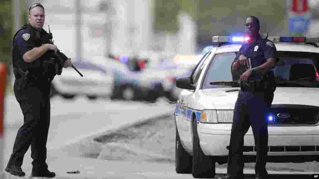 Des policiers devant l&#39;aéroport international de Fort Lauderdale-Hollywood, le 6 janvier 2017.