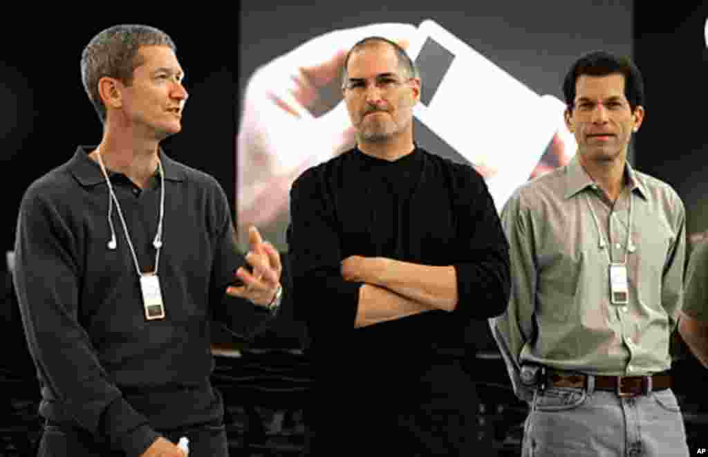 2005年：在巴黎苹果电脑博览会的开幕第一天举行的记者会上，乔布斯(中)与苹果电脑执行副总裁库克(左)和高级副总裁鲁宾斯坦合影。(Reuters)
