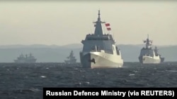 중국과 러시아 해군 함정들이 일본해(동해)상에서 합동 훈련을 진행하고 있다. 러시아 국방부가 18일 공개한 영상 속 장면.
