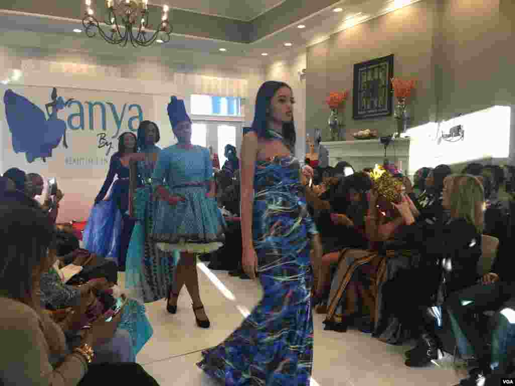 Desfile de moda da marca da estilista nigeriana Vivien Agbakoba, a Anya by Vivien