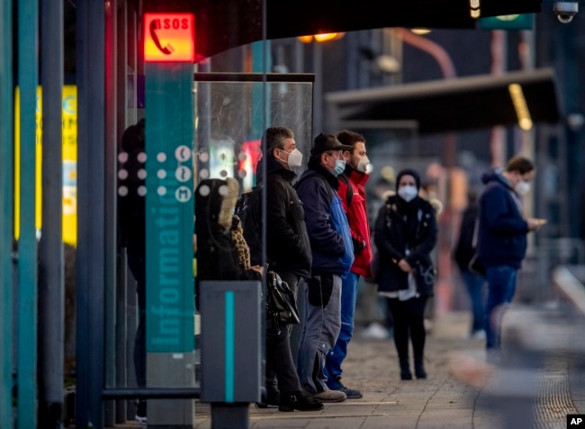 Warga mengenakan masker saat menunggu kereta di stasiun kereta bawah tanah di Frankfurt, Jerman, Jumat, 12 Maret 2021, di tengah meningkatnya kasus infeksi COVID-19. (Foto AP / Michael Probst)