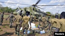 Soldats ougandais à la poursuite des leaders fugitifs de la LRA (avril 2012)