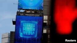 Sebuah layar mempromosikan Kantor Berita Xinhua milik pemerintah China tampak di Times Square, kawasan Manhattan, New York, 2 Maret 2020.(Foto: Reuters)