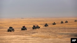 Iraq's elite counterterrorism forces prepare to attack Islamic State positions as fighting to retake the extremist-held city of Mosul enters its second week, in the village of Tob Zawa, outside Mosul, Oct. 24, 2016. 