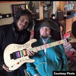 Gitaris Dewa Budjana dan gitaris Jason Becker yang mengidap penyakit ALS (foto/dok: Dewa Budjana)