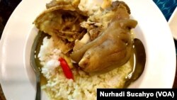 Tengkleng, kuliner populer yang diolah dari tulang kambing, dari kepala hingga kaki. (Foto: VOA/Nurhadi Sucahyo)