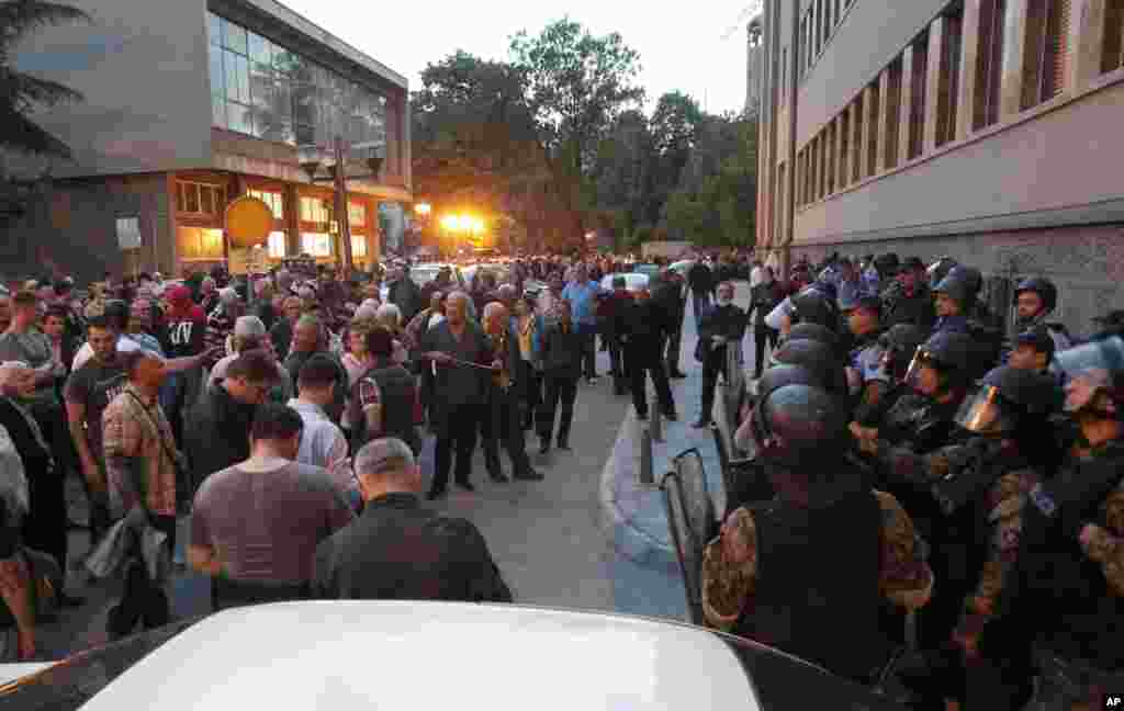Police cordon block the protesters from entering into the parliament building in Skopje, Macedonia, April 27, 2017. 