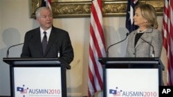 US Secretary of State Hillary Rodham Clinton, right, looks at US Secretary of Defense Robert Gates as he speaks during a news conference at Government House in Melbourne, Australia, 08 Nov 2010