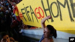 Muchos de los manifestantes protestan por los millones de dólares invertidos en Brasil por el Mundial en vez de emplearlos para mejorar los servicios públicos en el país.