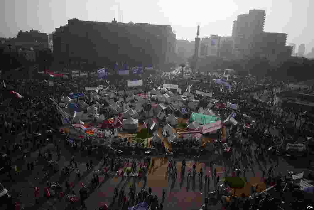Thousands of people gather in Tahrir Square to protest Egyptian President Mohamed Morsi&#39;s recent consolidation of power, November 30, 2012. (Y. Weeks/VOA)