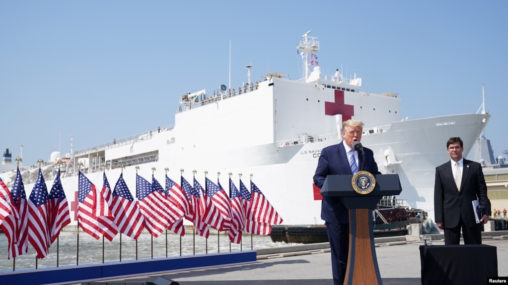 美国总统特朗普3月28日在佛吉尼亚州的诺福克军港为启程前往纽约市的海军医疗舰送行并讲话。
