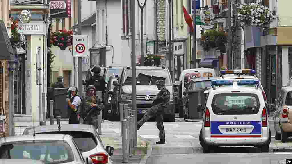 Les forces de l&#39;ordre et les secours déployés à Saint-Etienne-du-Rouvray après l&#39;attentat, le 26 juillet 2016.