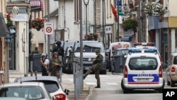 Des soldats français montent la garde après l'attaque à Saint-Etienne-du-Rouvray, Normandie, France, le 26 juillet 2016.