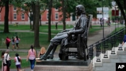 资料照：美国哈佛大学校园里的约翰·哈佛塑像（2019年8月13日）。