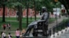 美国哈佛大学校园里的约翰·哈佛塑像。（美联社 2019年8月13日）