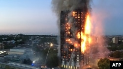 런던 서부 래티머 로드의 24층짜리 아파트인 '그렌펠 타워'에서 14일 화재가 발생해 17명이 사망했다.