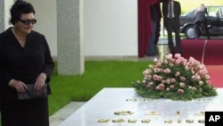 Jovanka Broz pored grobnice u kojoj je sahranjen bivši jugoslovenski predsednik Josip Broz Tito, 4. maj, 2001