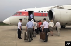 Penumpang penerbangan Air Koryo menuju Beijing di Pyongyang, Korea Utara, 27 Juni 2016. (Foto: AP)