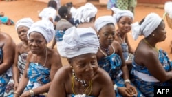 Les habitants se réunissent pour les funérailles, à Abomey, le 11 août 2018.