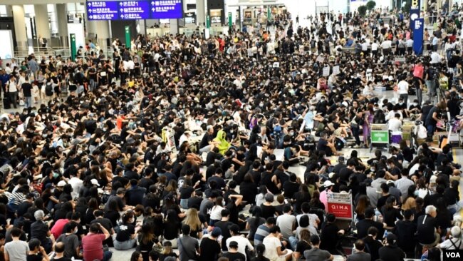 數以千計香港市民參與8月9日繼續"和你飛"第二次機場反送中集會，幾乎坐滿入境大堂。（攝影: 美國之音湯惠芸）