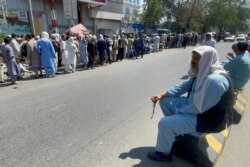 کابل میں ایک بینک کے باہر رقم نکلوالنے والوں کی لمبی قطار، بینک ایک ہفتے میں 200 ڈالر سے زیادہ نہیں دے رہے۔ یکم ستمبر 2021