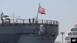 En esta foto de archvio del 6 de marzo de 2016 se ve la bandera de EE.UU. ondeando en el USS Blue Ridge de la Armada de EE.UU. en Manila, Filipinas.