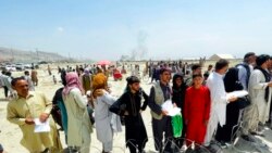 ARHIVA - Stotine ljudi čekaju evakuaciju iz Avganistana ispred aerodroma u Kabulu 17. avgusta 2021.